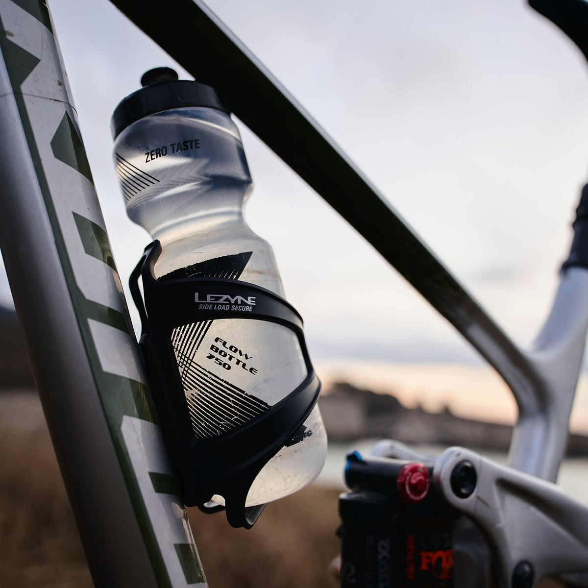 LEZYNE FLOW CAGE SL-R Flaschenhalter mit Entnahme nach rechts, Schwarz