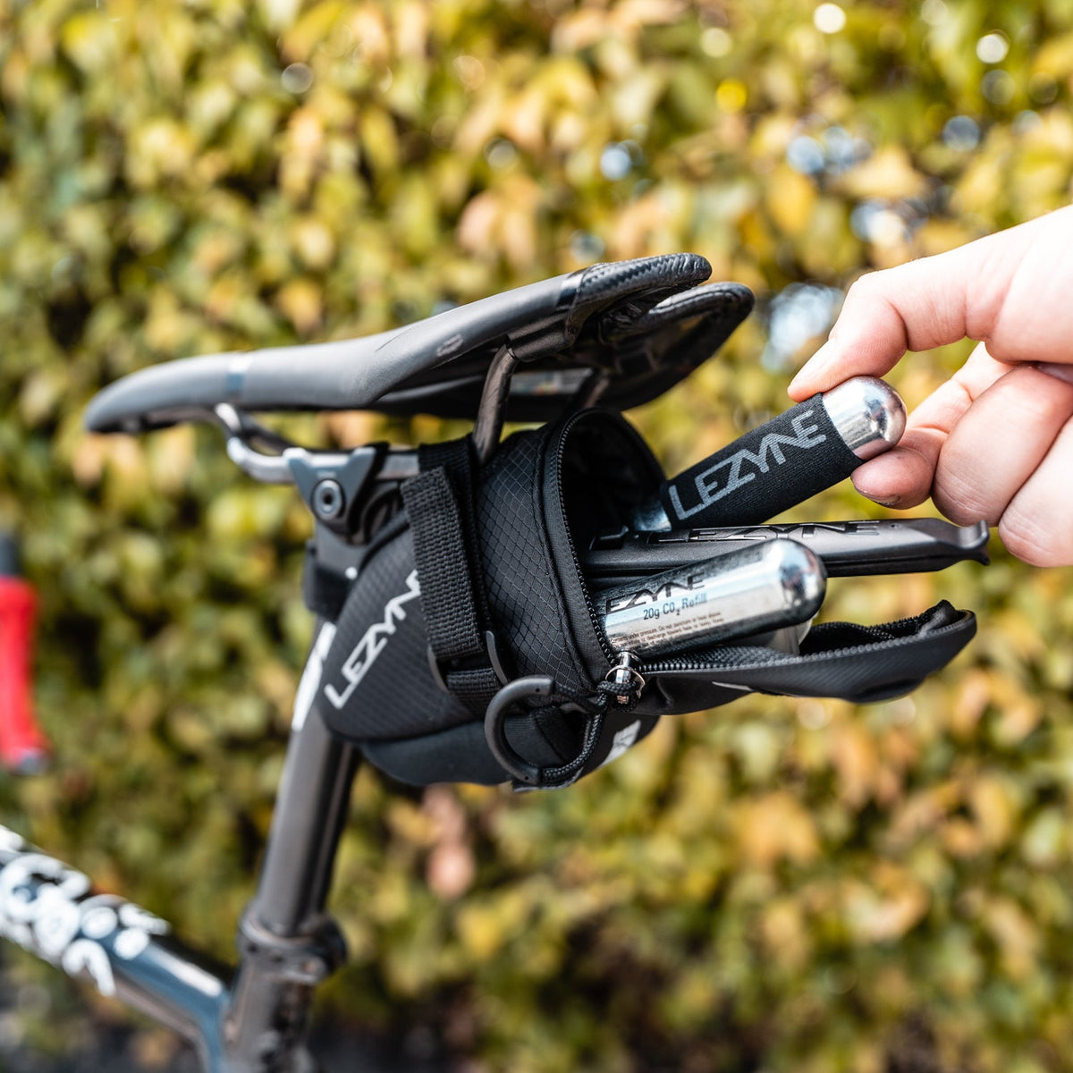 LEZYNE Caddy Satteltasche mit Tubeless-Kit