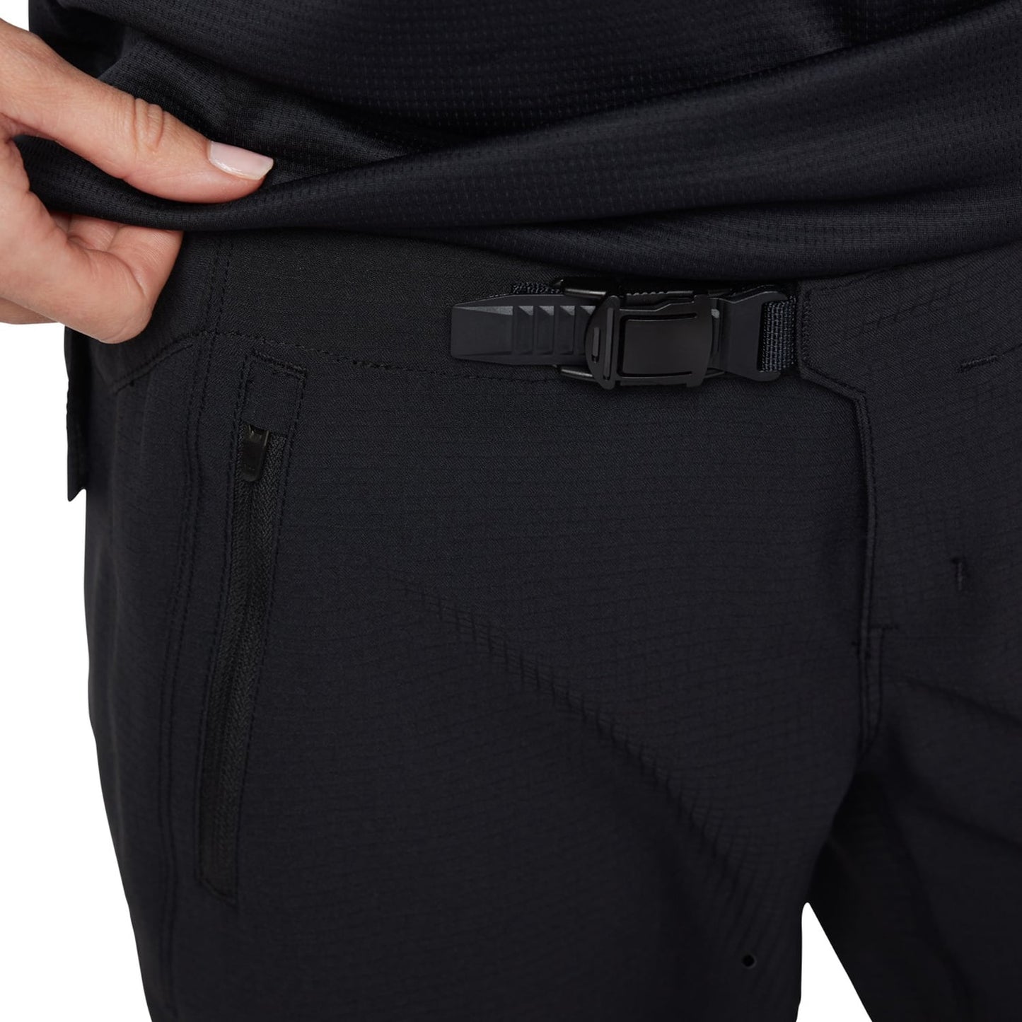 FOX DEFEND Shorts Damen Schwarz 2025