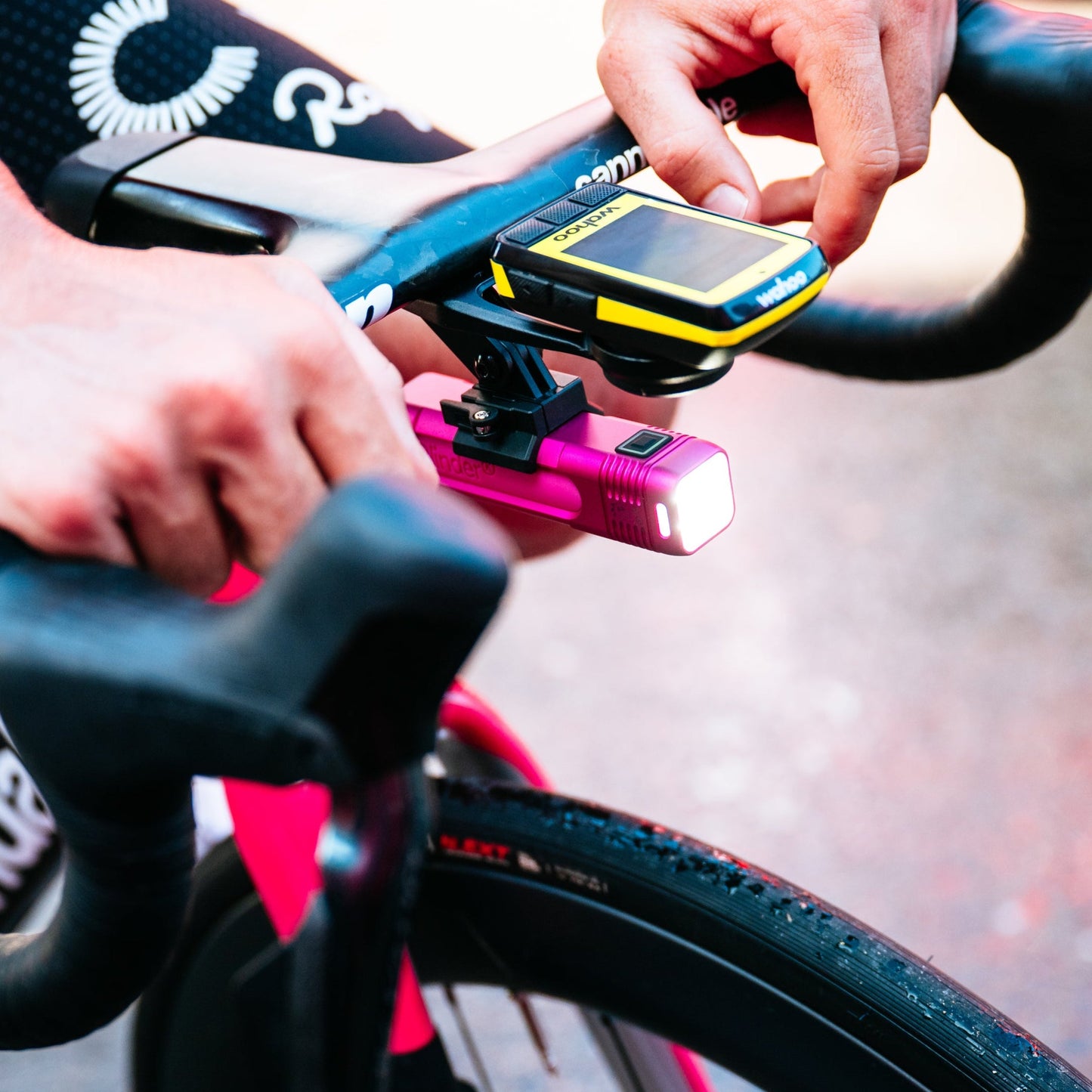 KNOG BLINDER PRO 900 Vorderlicht Rosa - Limitierte Auflage E.F. Pro Cycling