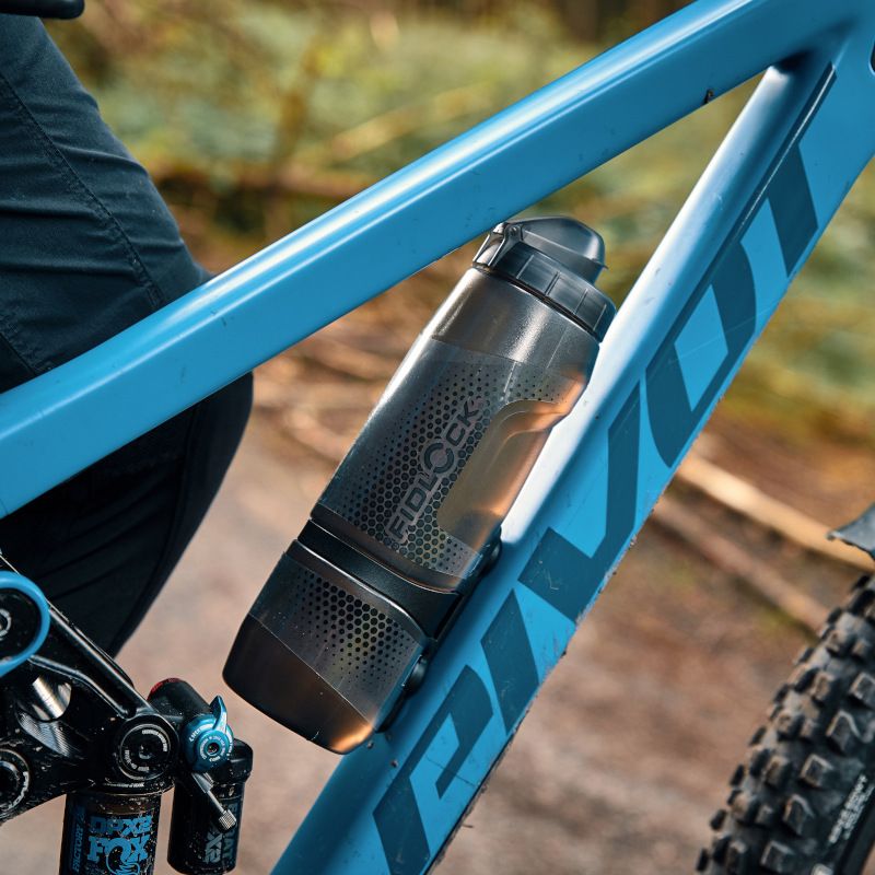 Set Trinkflasche und Flaschenhalter FIDLOCK TWIST BIKE BASE 800 ml Fumé