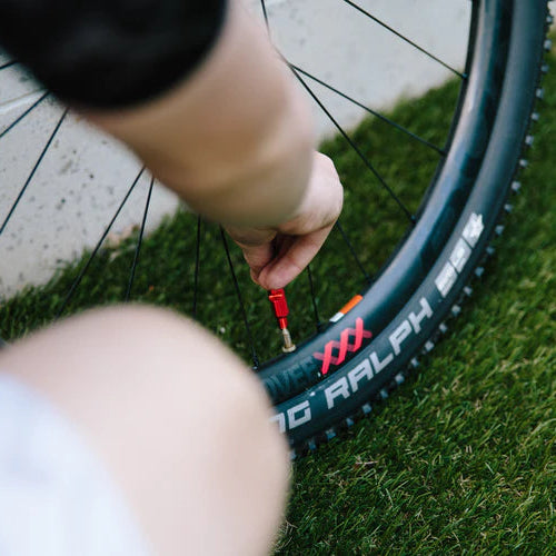 Spritze für KOM CYCLING Präventivflüssigkeit Alu-Ventil