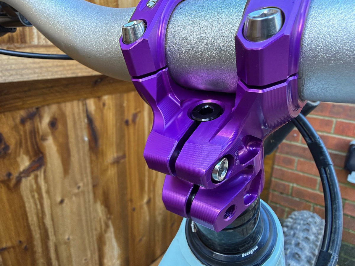 HOPE GRAVITY Vorbau 20 mm Violett — Rückansicht, am Lenker montiert