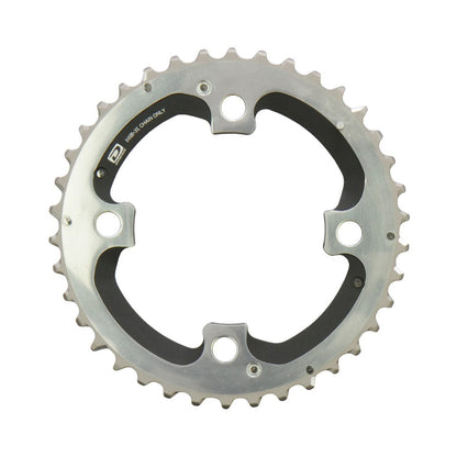 Äußeres Kettenblatt SHIMANO XTR M980 10-fach, 4-Loch, 104 mm — Ansicht des Kettenblatts vor weißem Hintergrund