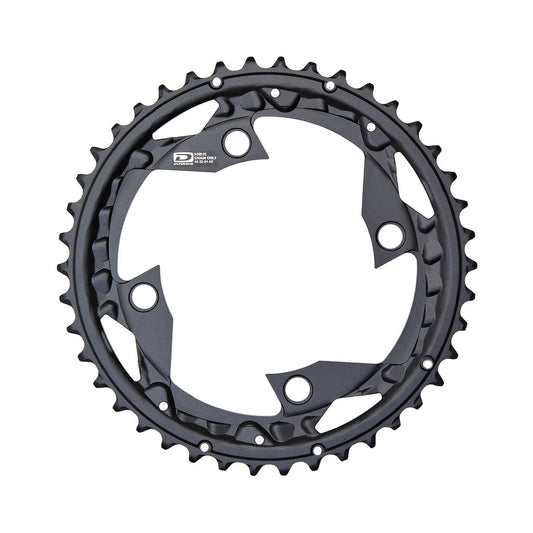 Äußeres Kettenblatt SHIMANO FC-M670/M660/670/780 10-fach, 4-Loch, 104 mm — Ansicht des Kettenblatts vor weißem Hintergrund