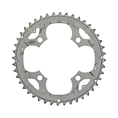 SHIMANO DEORE M590 äußeres Kettenblatt, 9-fach, 4-Loch, 104 mm, silber — Ansicht des Kettenblatts vor weißem Hintergrund