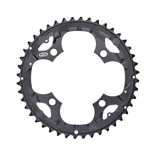 SHIMANO DEORE M590 äußeres Kettenblatt, 9-fach, 4-Loch, 104 mm, schwarz — Ansicht des Kettenblatts vor weißem Hintergrund