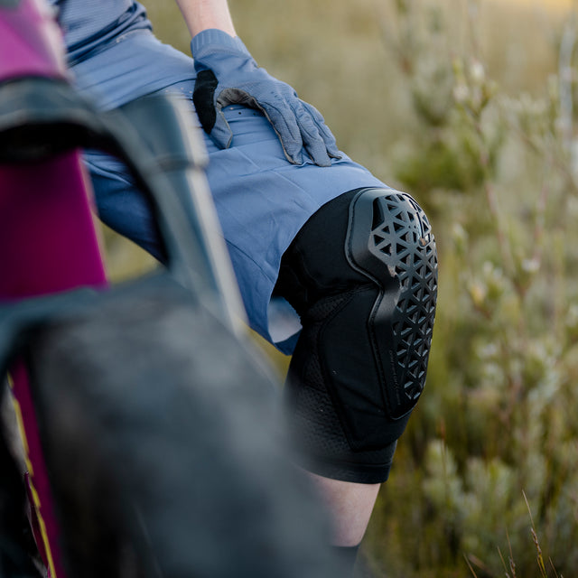 LEATT FLEXMESH Knieschützer Schwarz