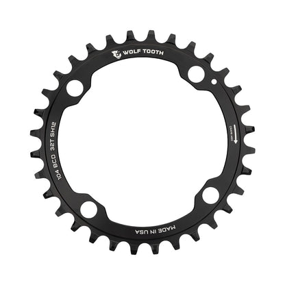 Einfach-Kettenblatt WOLF TOOTH 104 BCD 12-fach Shimano, 4-Loch, 104 mm, Schwarz — Kettenblatt auf weißem Hintergrund