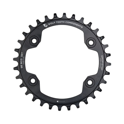 Einfach-Kettenblatt WOLF TOOTH 96 BCD 11-fach Shimano XTR M9000/M9020, 4-Loch, 96 mm, Schwarz — Kettenblatt auf weißem Hintergrund