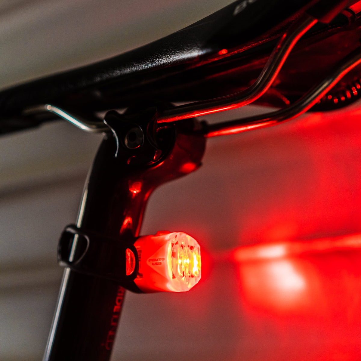 LEZYNE FEMTO USB C DRIVE Rücklicht an einer Sattelstütze montiert