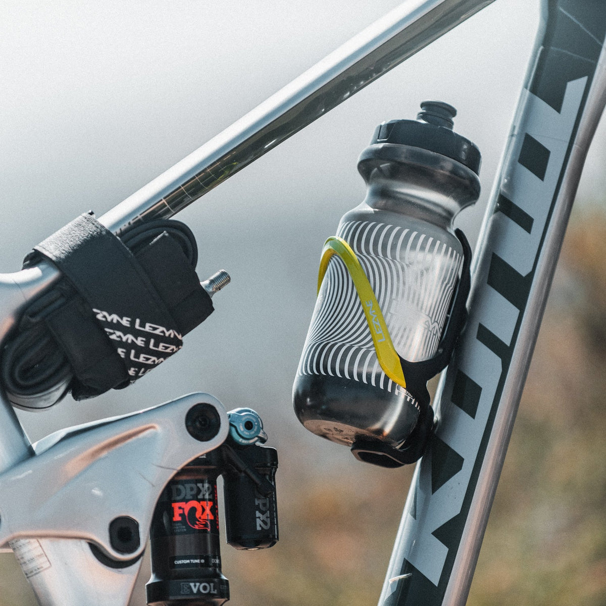 LEZYNE FLOW BOTTLE Fahrradflasche in Grau