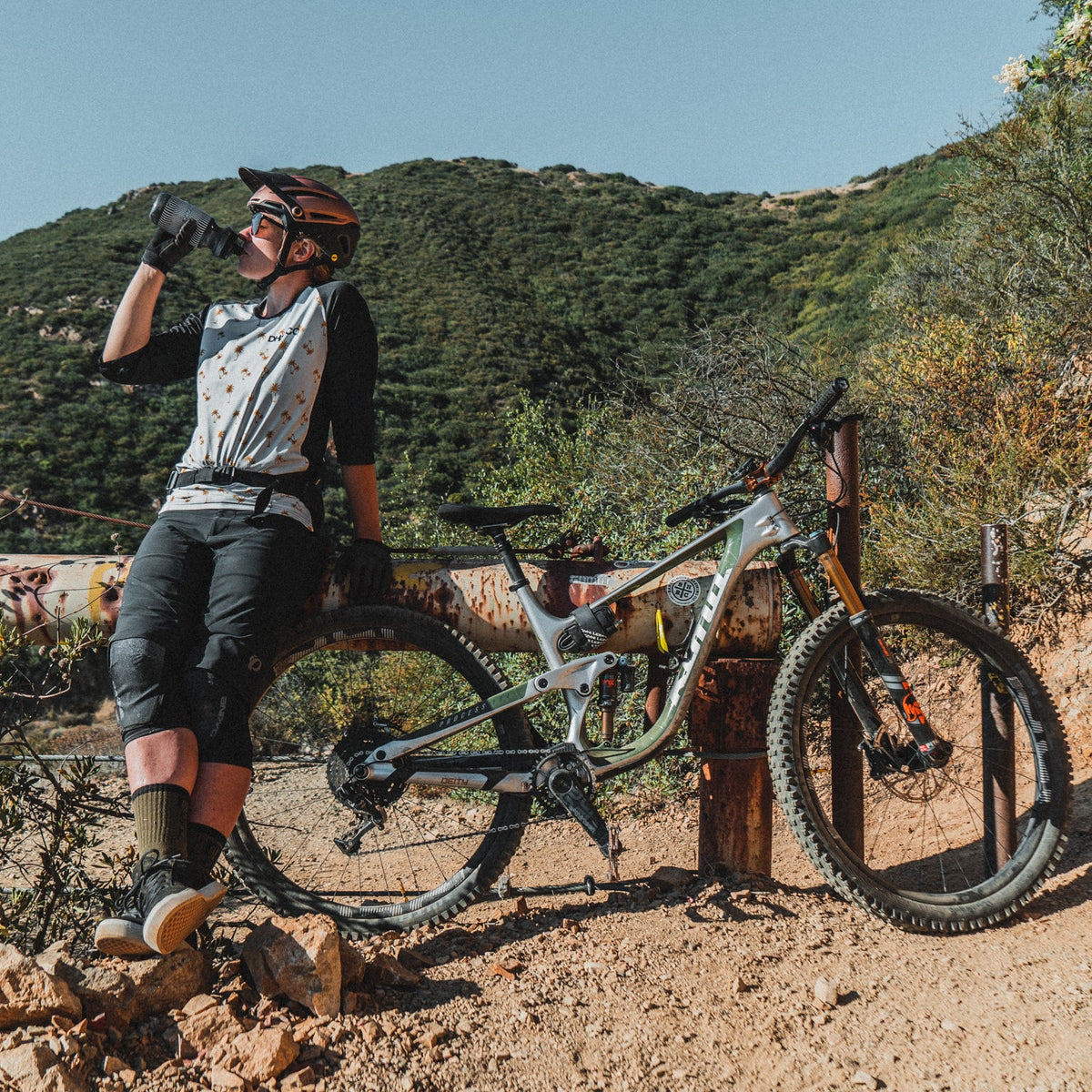 LEZYNE FLOW BOTTLE Fahrradflasche in Grau