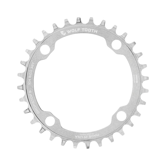 WOLF TOOTH DROP-STOP B 1-fach-Kettenblatt, 104 mm, Raw Silver — Kettenblatt auf weißem Hintergrund