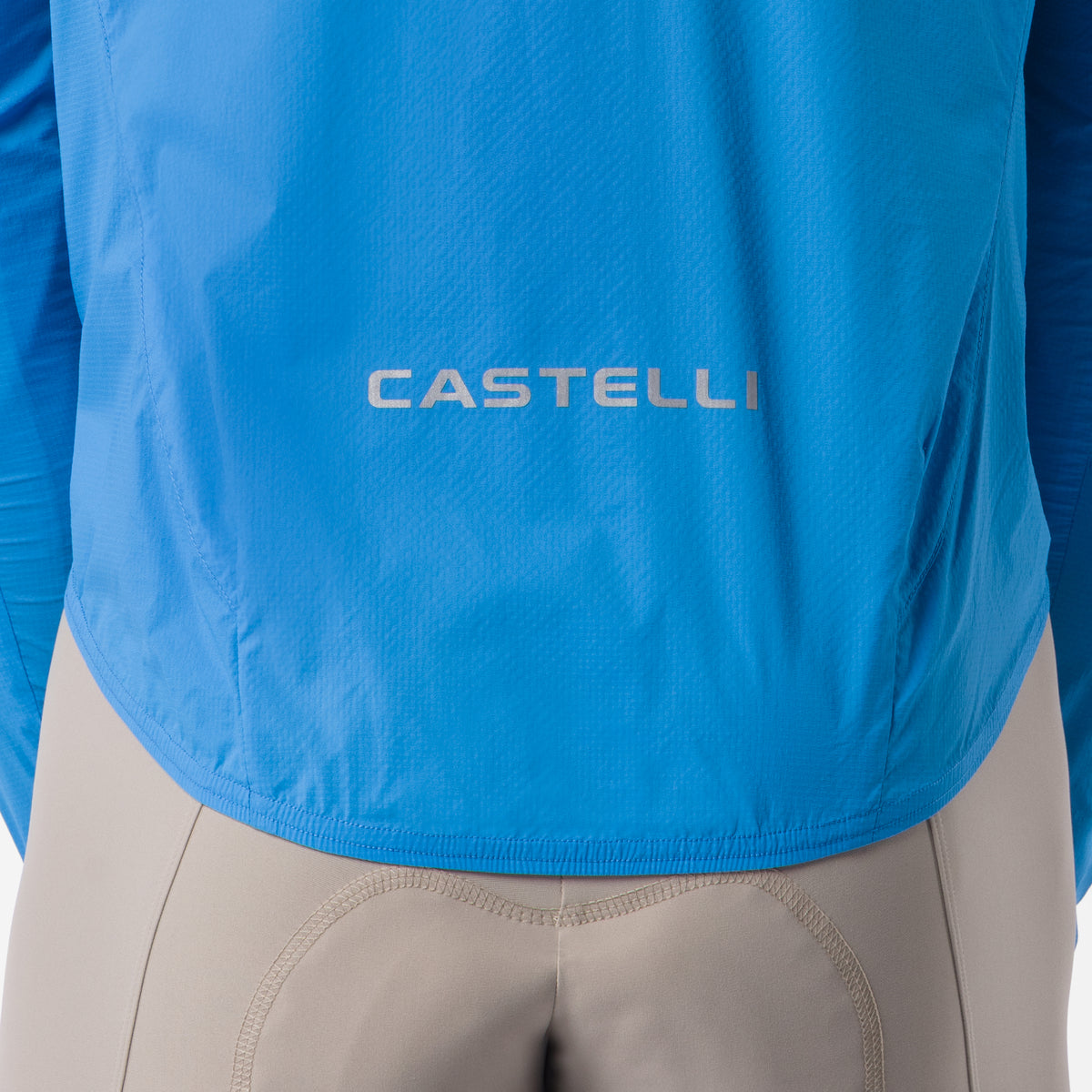 CASTELLI Transition Air Jacke in Blau – Detailansicht des Logos auf der Rückseite