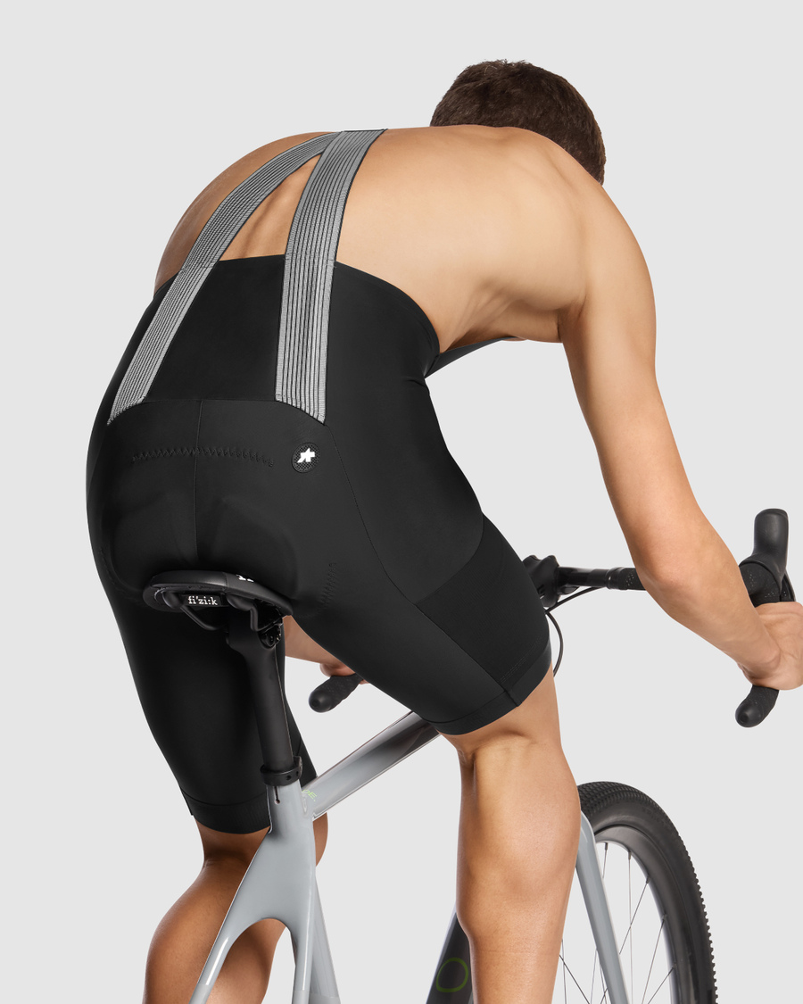 ASSOS TACTICA KIESKÄFER GRAVEL T5 Kurze Trägerhose Schwarz