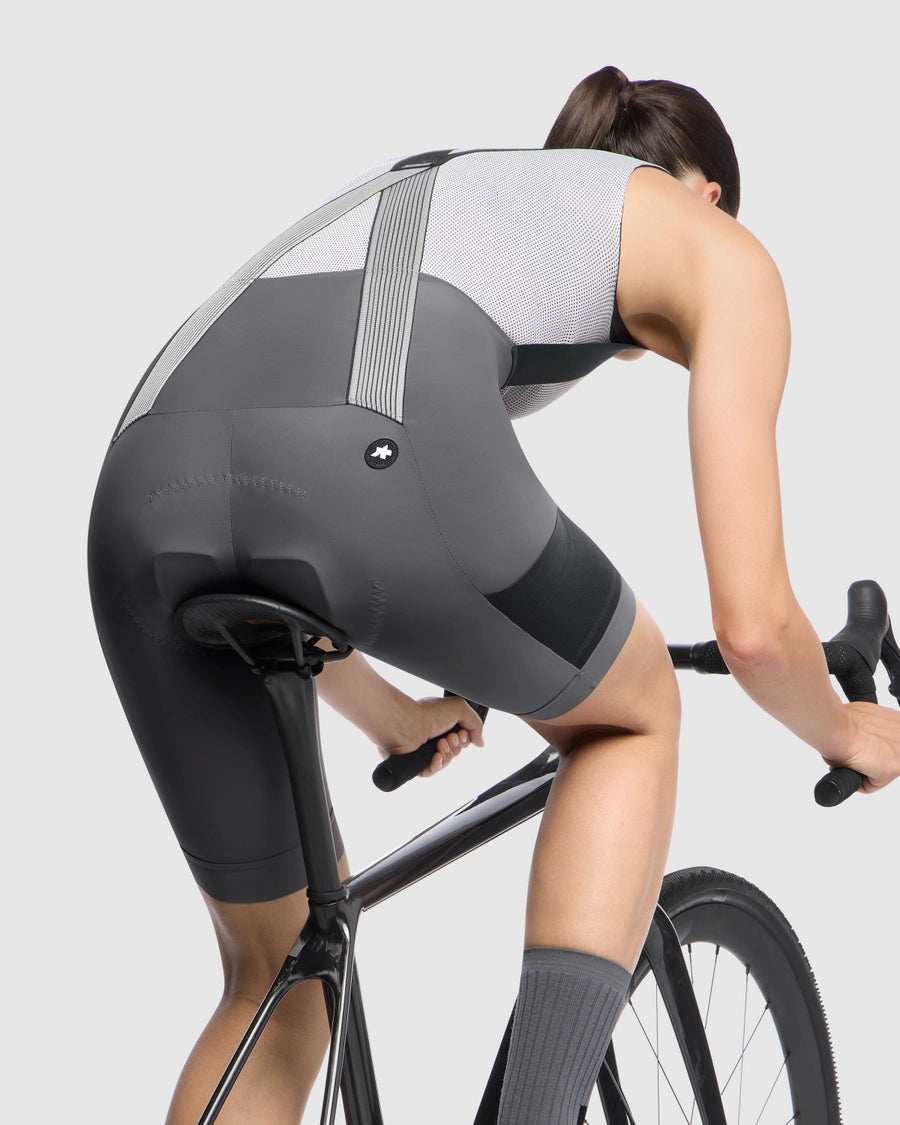 ASSOS TACTICA KIESKAFER T5 GRAVEL Kurze Trägerhose Frau Grau