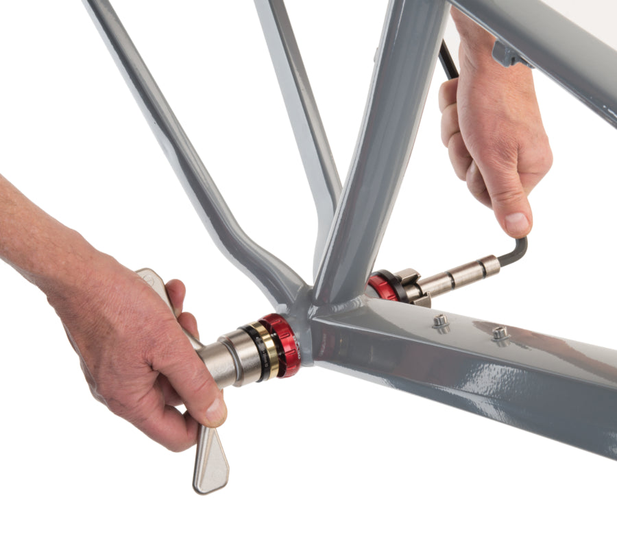 Park Tool BBP-AOS beim Einsetzen eines Lagers in einen Gewindeadapter