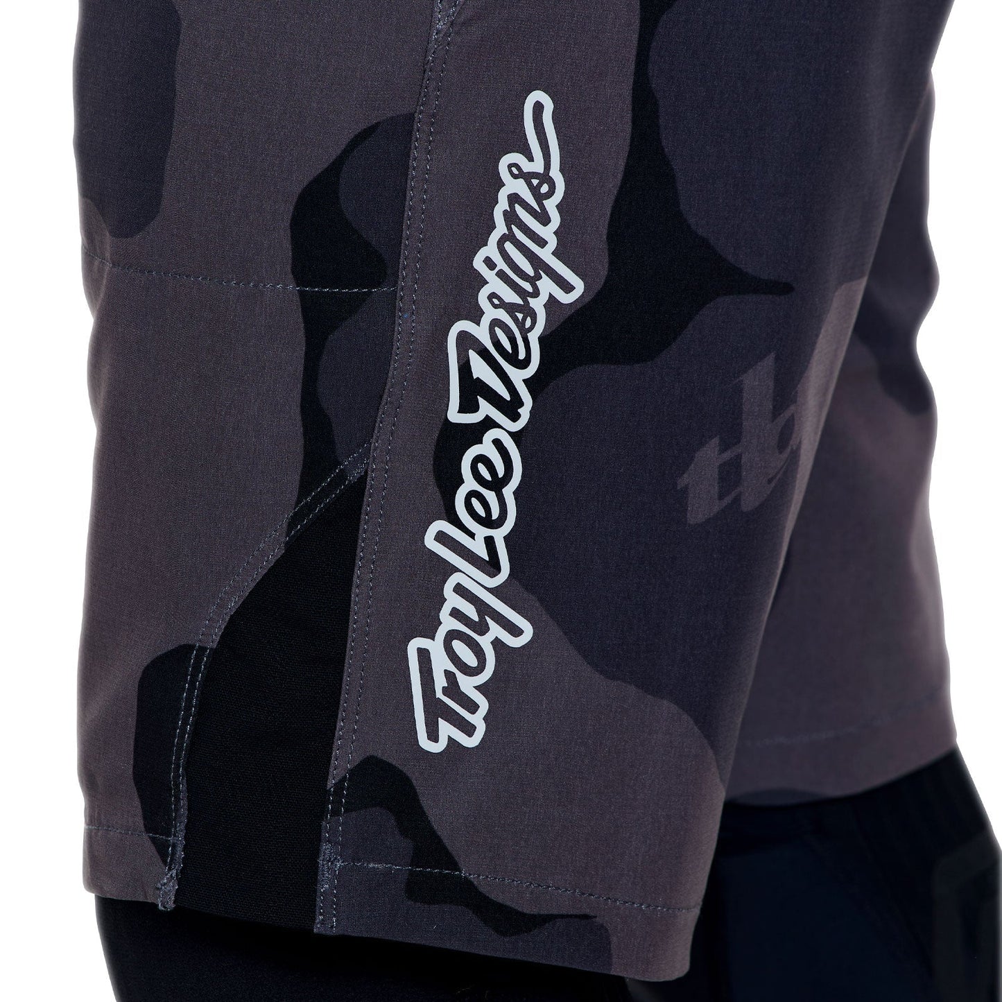 TROY LEE DESIGNS SKYLINE PRO FLOW CAMO Carbon Shorts mit Liner BN3TH