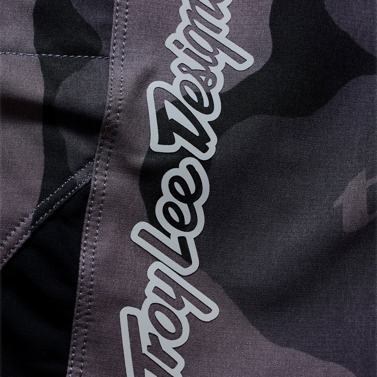 TROY LEE DESIGNS SKYLINE PRO FLOW CAMO Carbon Shorts mit Liner BN3TH