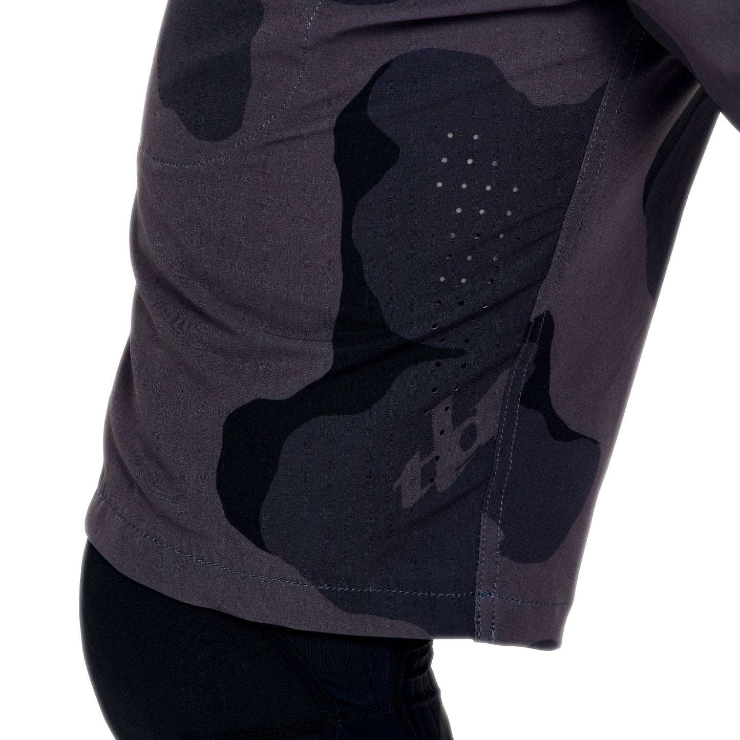 TROY LEE DESIGNS SKYLINE PRO FLOW CAMO Carbon Shorts mit Liner BN3TH