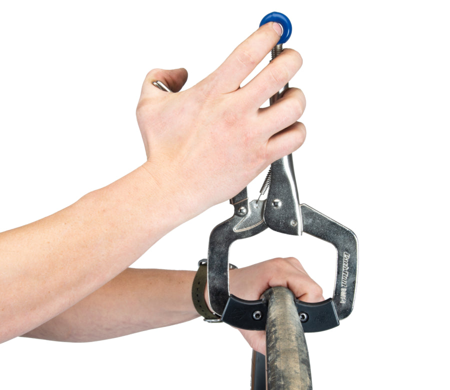 Park Tool BMT-1 im Einsatz an einem Reifen
