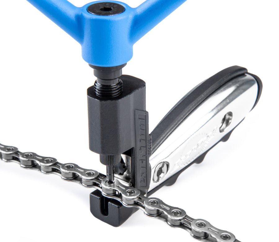 Park Tool CT-15 mit eingelegter Kette, bereit zum Vernieten