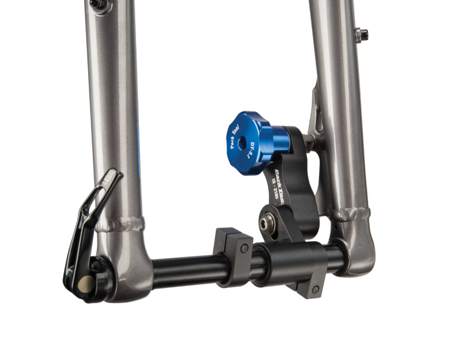 Park Tool DT-5.2 zum Planfräsen einer IS-Aufnahme an einer Fatbike-Gabel montiert