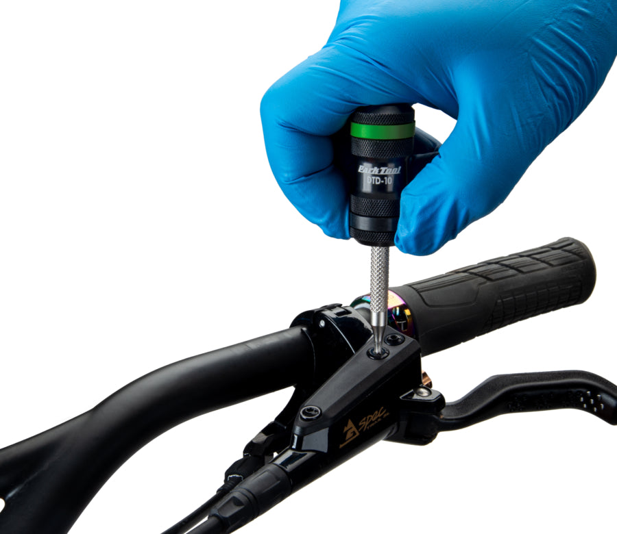 Park Tool DTD-10 im Einsatz an einem Bremshebel für gerade Lenker