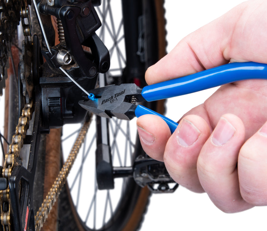 Park Tool EP-1 beim Crimpen einer Endkappe an einem MTB-Schaltwerk