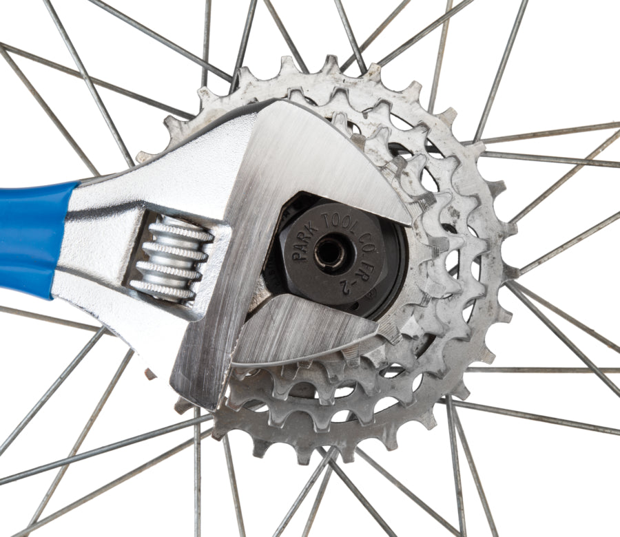 Park Tool FR-2 mit einem Rollgabelschlüssel betätigt