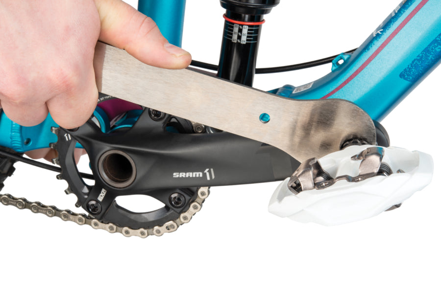 Park Tool HCW-16.3 beim Montieren eines Plattformpedals mit 15-mm-Schlüsselaufnahme