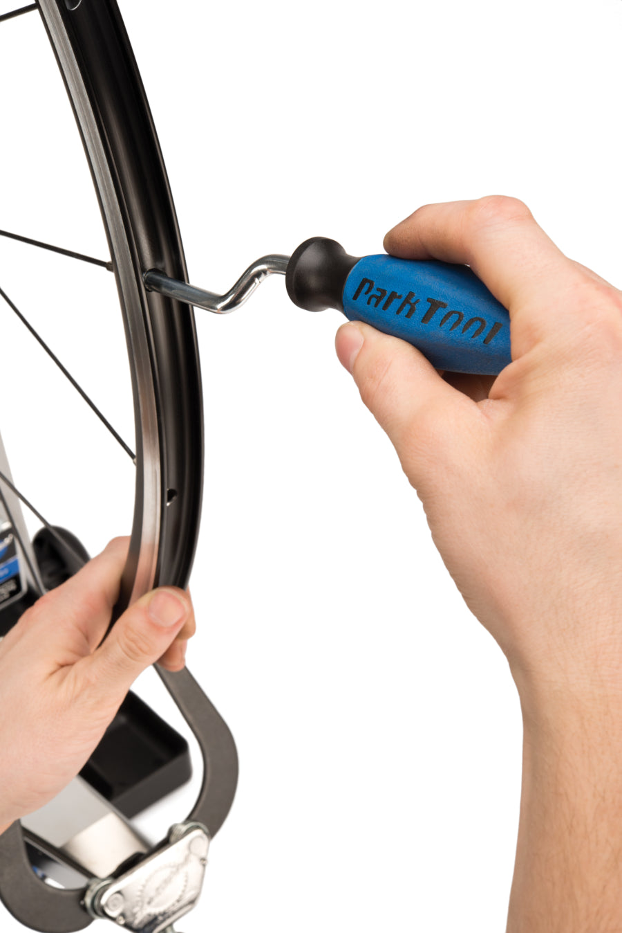 Park Tool ND-1 beim Aufschrauben von Speichennippeln auf ein Laufrad