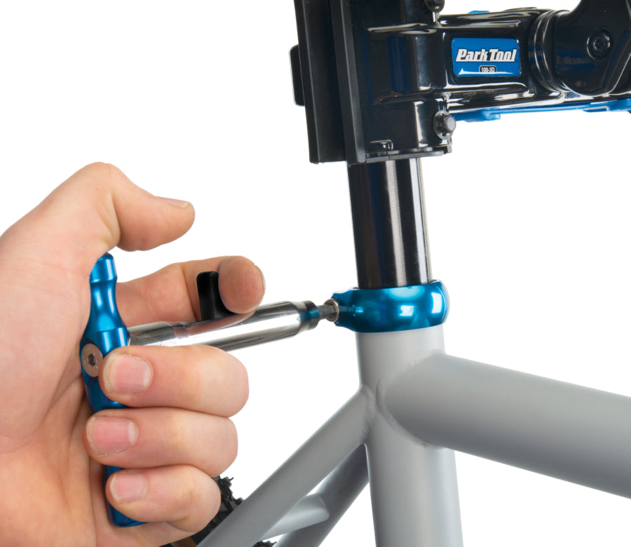 Park Tool QTH-1 beim Festziehen einer Schraube an der Sattelstützenklemme