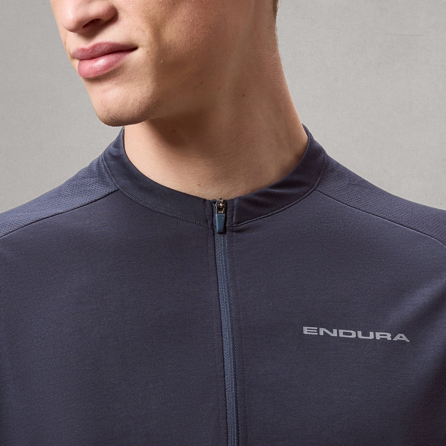ENDURA LOOP ZIPPED Trikot Kurzarm Carbon Grau