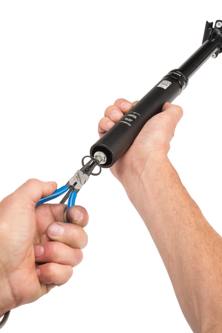 Park Tool RP-5 beim Entfernen eines Sicherungsrings aus einer RockShox-Reverb-Sattelstütze