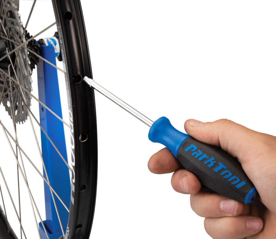 Park Tool SW-17 in eine Felge eingeführt, um einen innenliegenden Speichennippel zu erreichen
