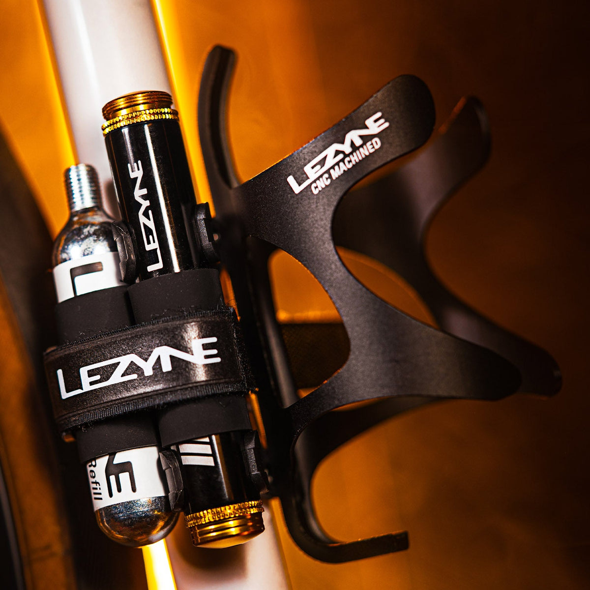 LEZYNE PRO Loaded Tubeless-Reparaturset mit 20-g-CO2-Kartusche Schwarz