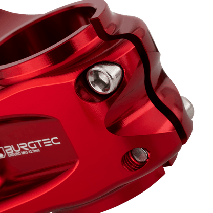 BURGTEC ENDURO MK3 Vorbau in Rot — Detail der Gabelschaftklemmung