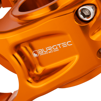 BURGTEC ENDURO MK3 Vorbau in Orange — Detail des gefrästen Vorbaukörpers