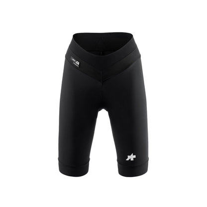 Kurze Damen-Radhose ASSOS UMA GT HALF S11 LONG in Schwarz — weißer Hintergrund, 2000 x 2000