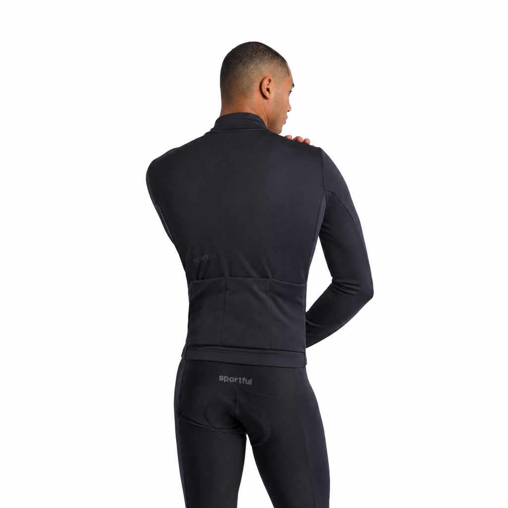 SPORTFUL CLASSIC 2 Jacke in Schwarz, Rückansicht vor weißem Hintergrund