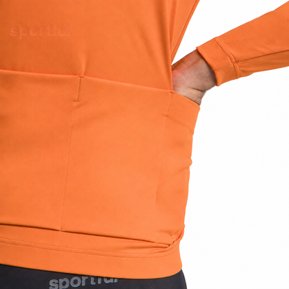 SPORTFUL CLASSIC 2 Jacke in Orange, Rückentasche vor weißem Hintergrund