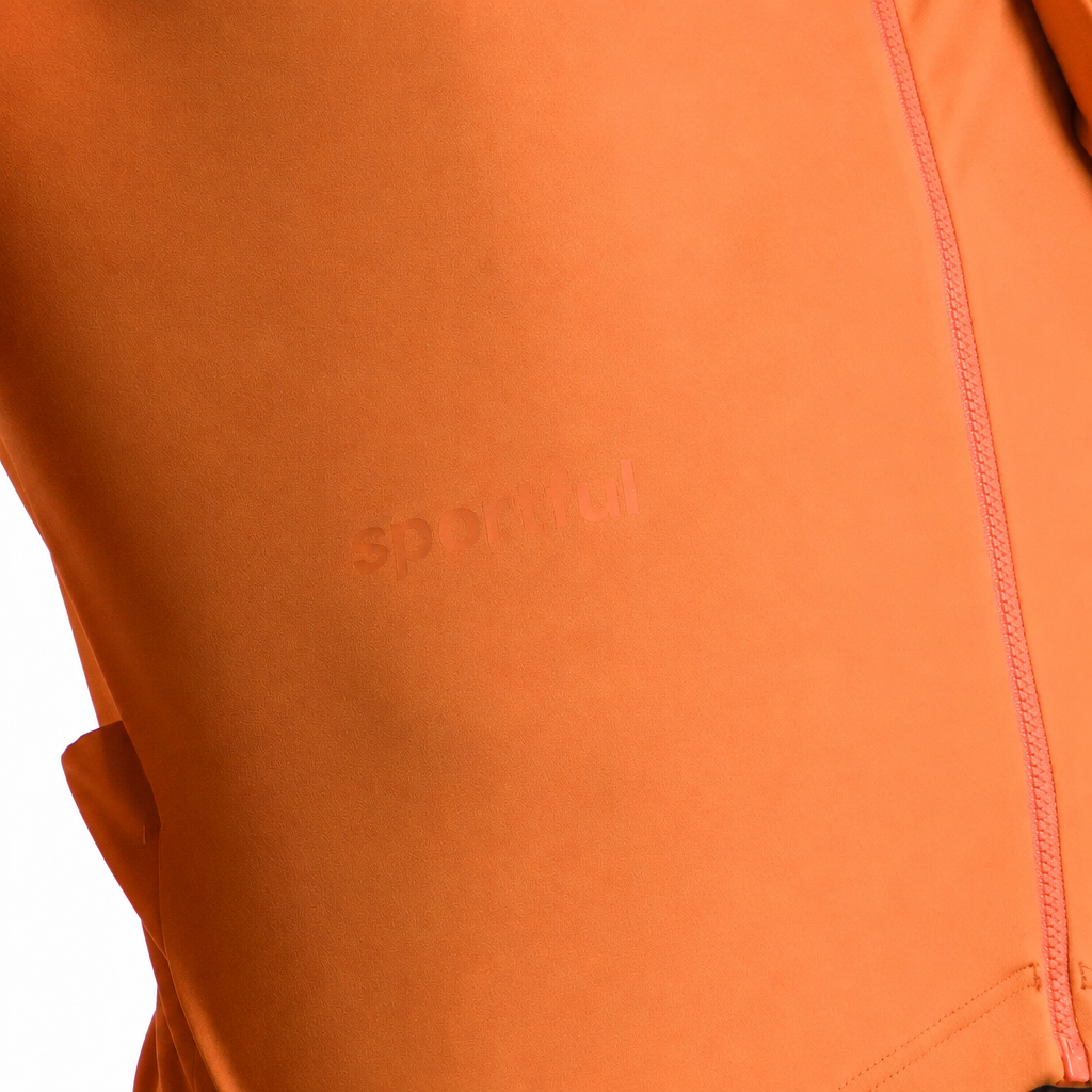 SPORTFUL CLASSIC 2 Jacke in Orange, Detail der Vorderseite vor weißem Hintergrund