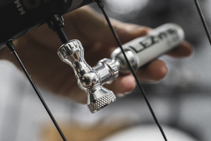 LEZYNE CONTROL DRIVE CO2-Inflator + CO2-Gewindekartusche, Silber