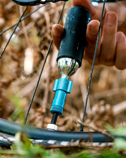 CO2-Inflator PEATY'S HOLESHOT ROAD/GRAVEL + 2 CO2-Kartuschen Gewindeart 16 g Schwarz