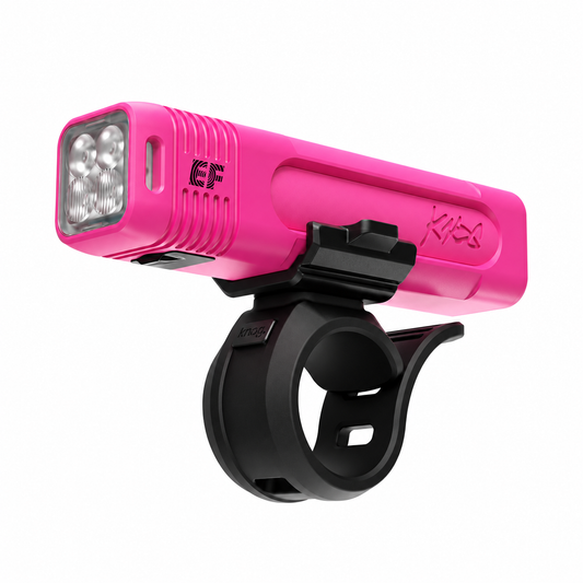 KNOG BLINDER PRO 900 Frontleuchte, limitierte E.F. Pro Cycling Edition in Rosa — Produktansicht auf weißem Hintergrund