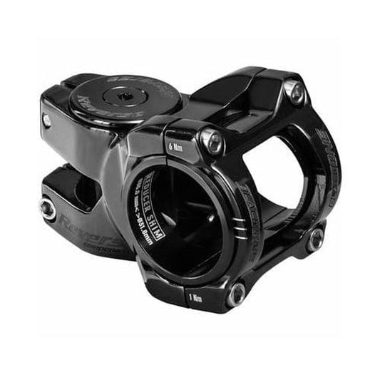REVERSE COMPONENTS BLACK ONE D-2 Titanium Vorbau Schwarz/Mattschwarz — Hauptansicht auf weißem Hintergrund