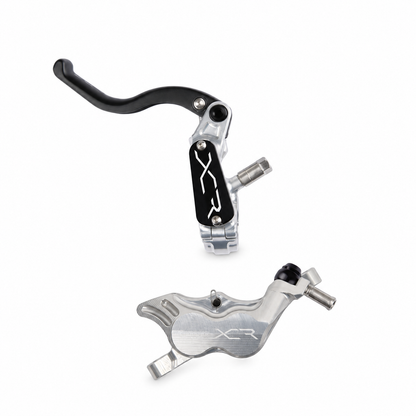 HOPE XCR PRO E4 PM Scheibenbremse in Silber — Bremshebel und Bremssattel vor weißem Hintergrund