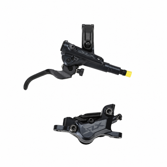 SHIMANO SLX M7120 Bremse mit 4 Kolben, J-Kit und belüfteten Bremsbelägen — Bremshebel und Bremssattel vor weißem Hintergrund